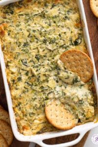 hot spinach artichoke dip with crackers